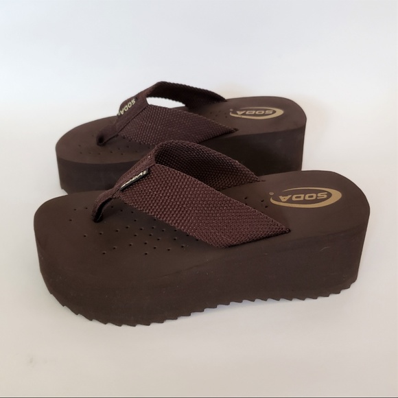 NEW Soda Brown Platform Flip Flops 8 - Picture 2 of 7